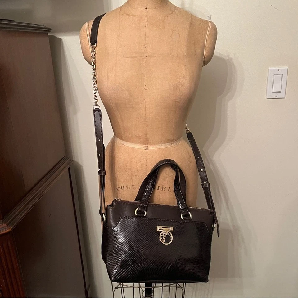 Bolso Bandolera VERSACE Colección Cuero Marrón Repujado Dos Asas Foto 2 de 4