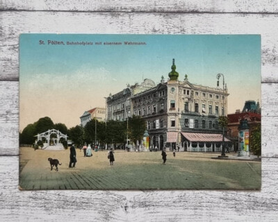 AK St. Pölten Bahnhofplatz Cafe Wehrmann Hund Architektur Postkarte alt Feldpost
