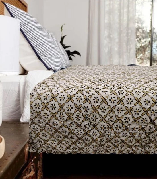 Beige floral Print Indian kantha throw handmade cotton quilt king size bedspread - Image 2 of 4