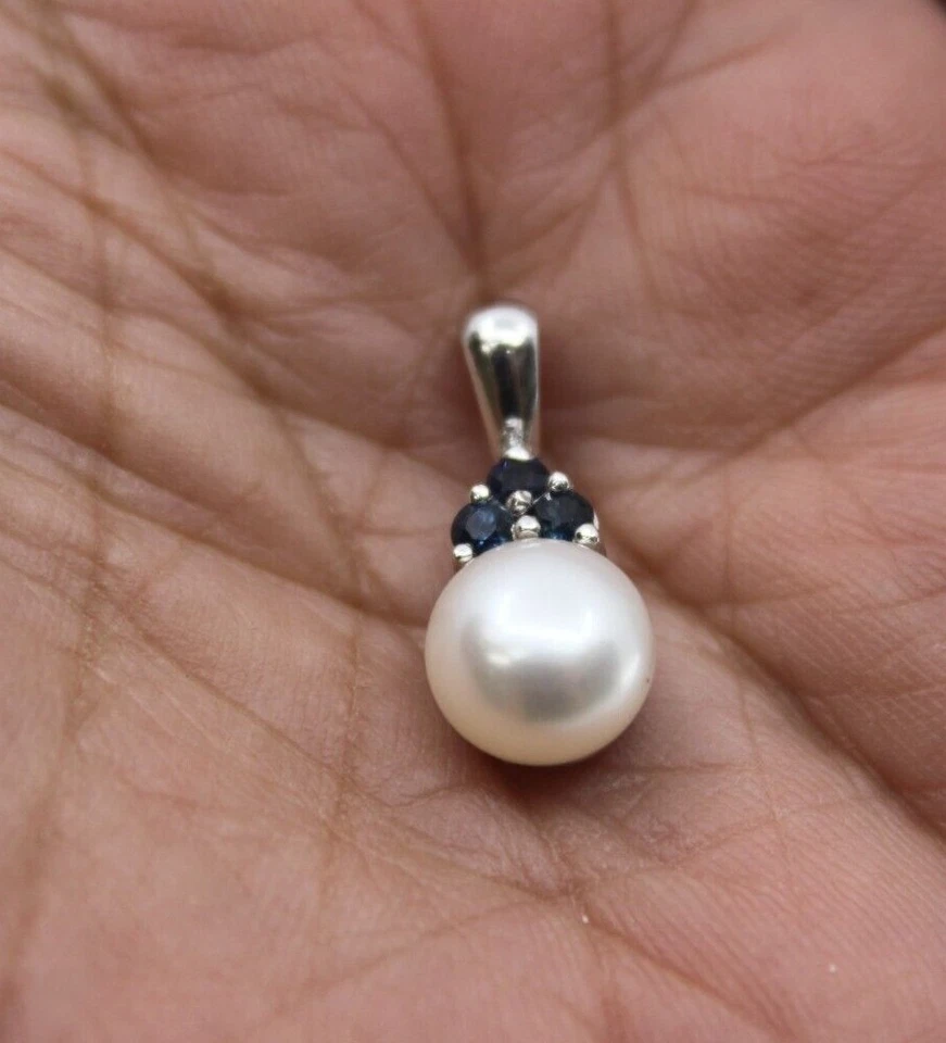 Delicado colgante de perlas y zafiros de oro blanco macizo de 14k Foto 4 de 4