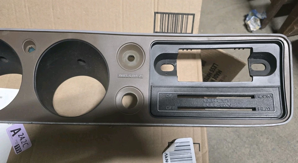 1972-79 Datsun 620 Pickup Truck 2 Small Holes Dash Gauge Cluster Trim Bezel — 第 2/4 张图片