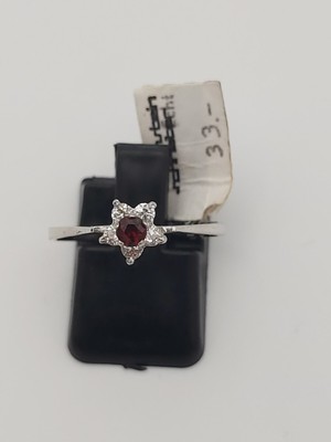 Silver ring 925 with garnet stone and 5 cubic zirconia stone. G.1.25gr.