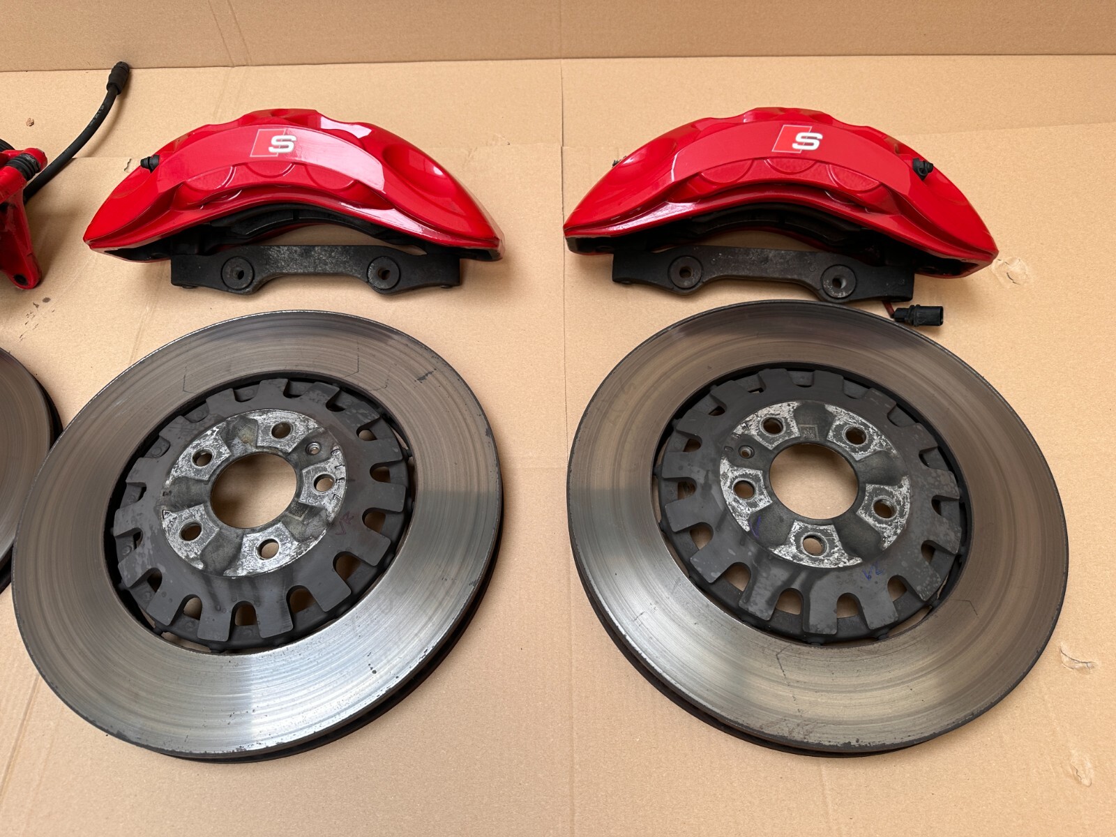 Audi SQ7 Q7 SQ8 Q8 S6 S7 C8 V 400mm H 350mm Brake Discs Saddle Red