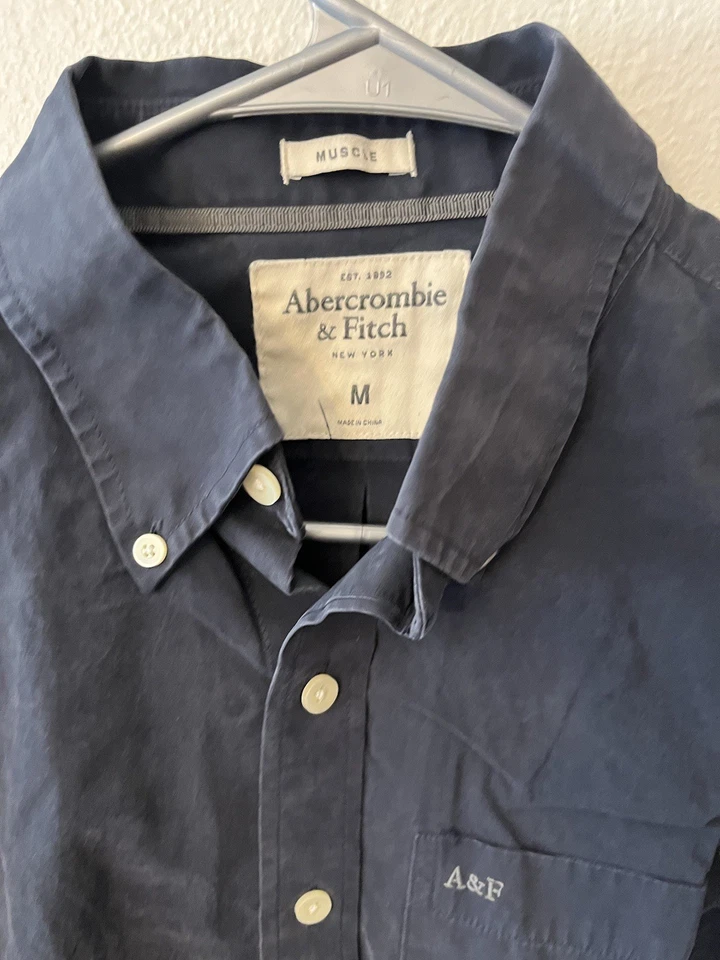 Camisa Abercrombie & Fitch Para Hombres Azul Marino Abotonada Manga Larga Ajuste Muscular Mediana Foto 2 de 4