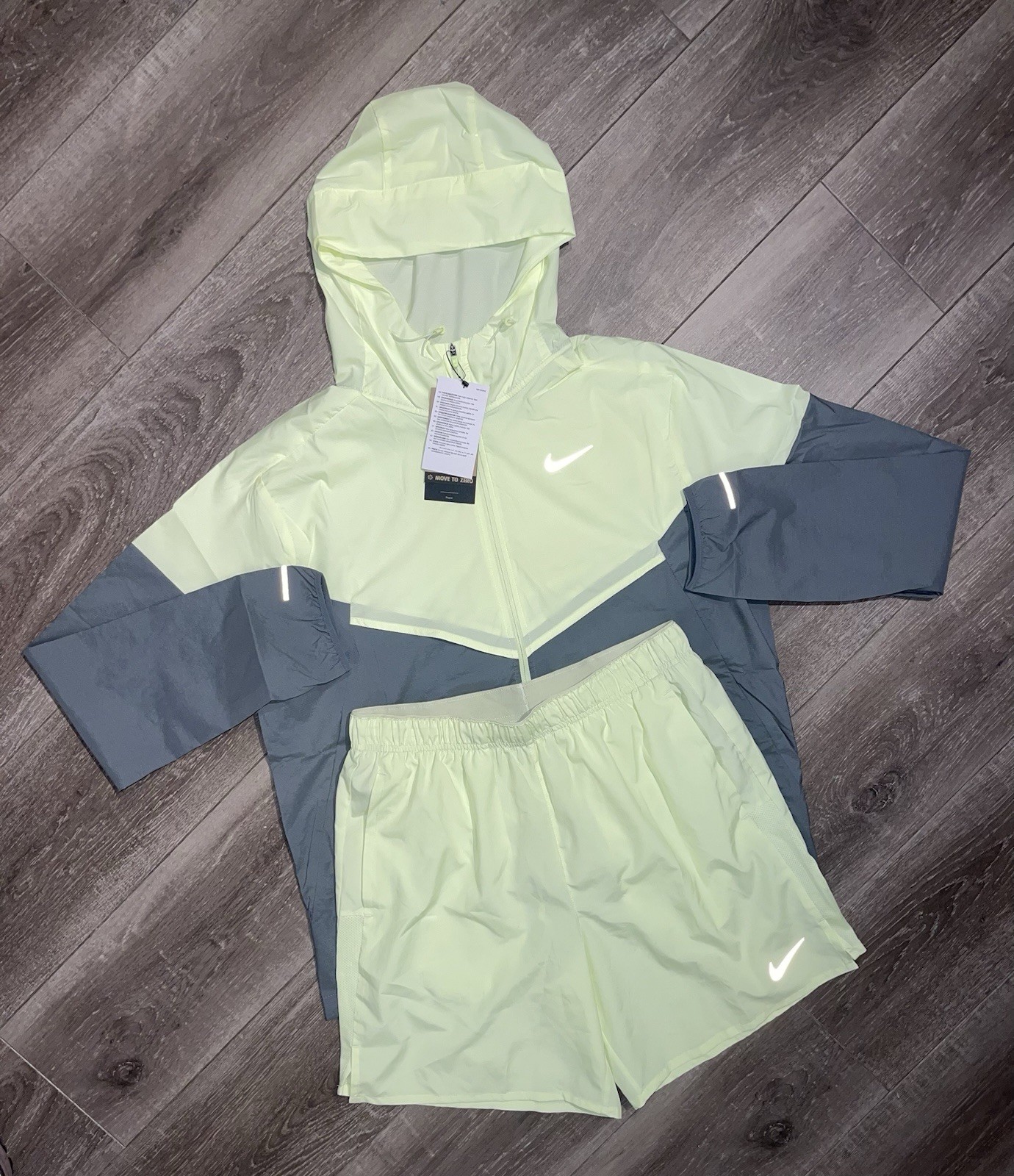 SACAI X NIKE Nike Drifit Volt grigio giacca leggera e pantaloncini Challenger set nuovi con etichette Small S