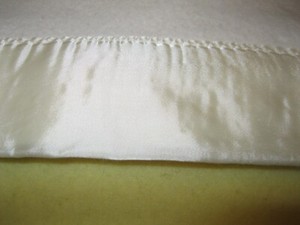 VINTAGE  SNOW WHITE COLOR ACRYLIC BLANKET 84X66 VGC