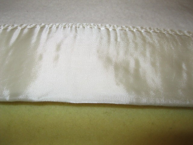 VINTAGE  SNOW WHITE COLOR ACRYLIC BLANKET 84X66 VGC