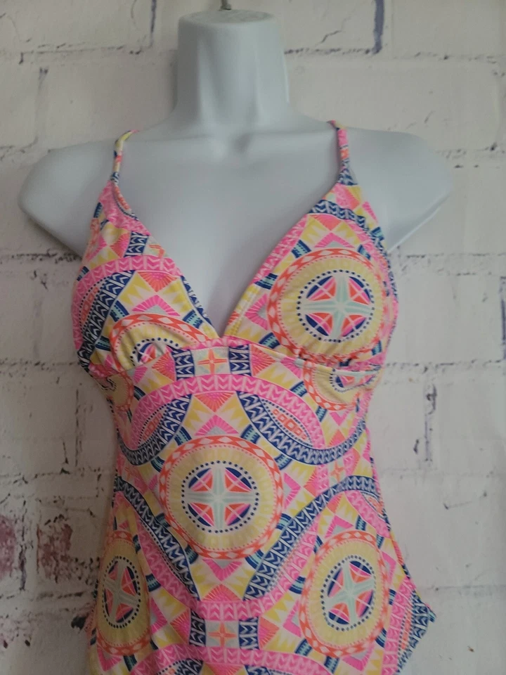 Maiô Old Navy peça única pequeno multicolorido geométrico gola V alças cruzadas - Imagem 2 de 4