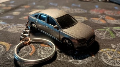 2019 Audi A6 sedan keychain, silver pearl W/Chrome mags,good condition.
