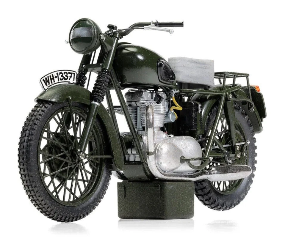 Corgi The Great Escape - Triumph TR6 Trophy (Weathered) 1:12 Motorcycle CC08501 - Image 2 of 3