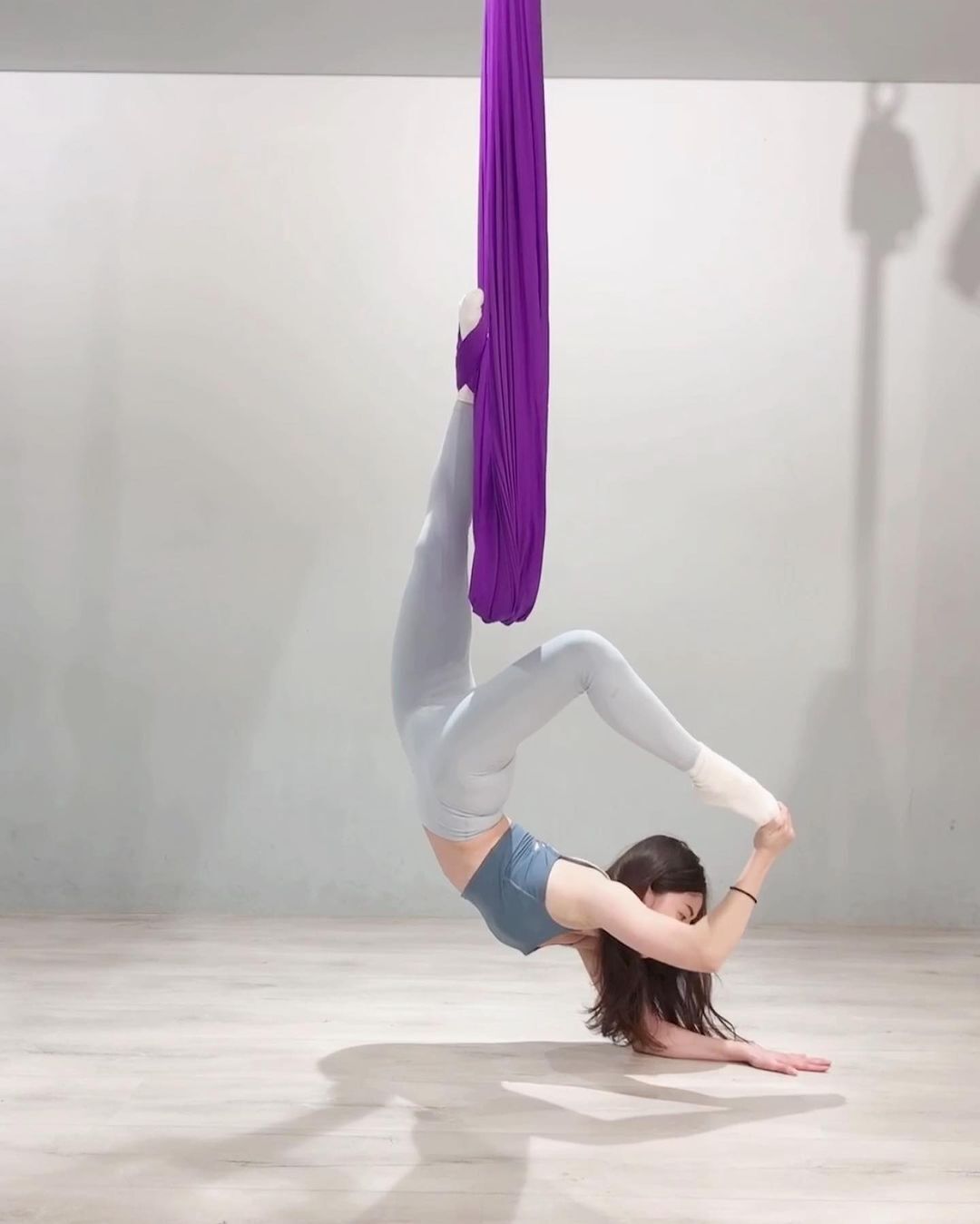 Yoga, cotidiano, motivación, estilo de vida, terapia swing, yogui, postura, colchoneta, hamaca, mezcla de colores