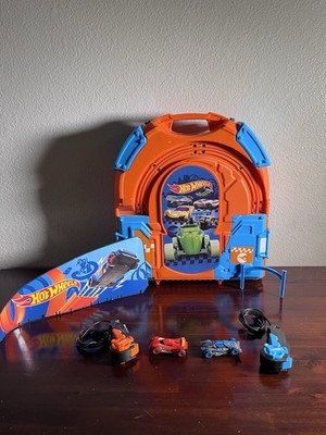 Hot Wheels Carrying Case Slot Car Race Track Set With (2) Controllers/(2) Cars