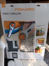 Fiskars Fabric Cutting Set-45mm Rotary Cutter Acrylic Ruler & Cutting Mat NEW