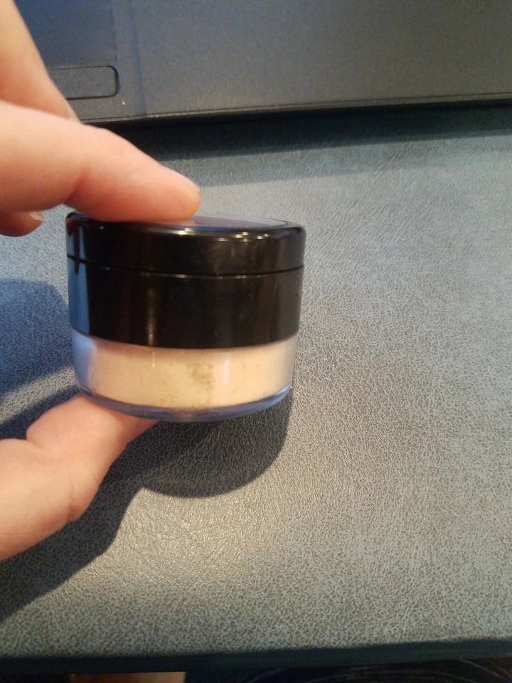 Corrector Cremoso Bobbi Marrón Castaño y Acabado Transparente Polvo Suelto Amarillo Pálido  Foto 4 de 4