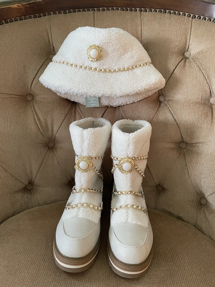 Cream boots top with fur