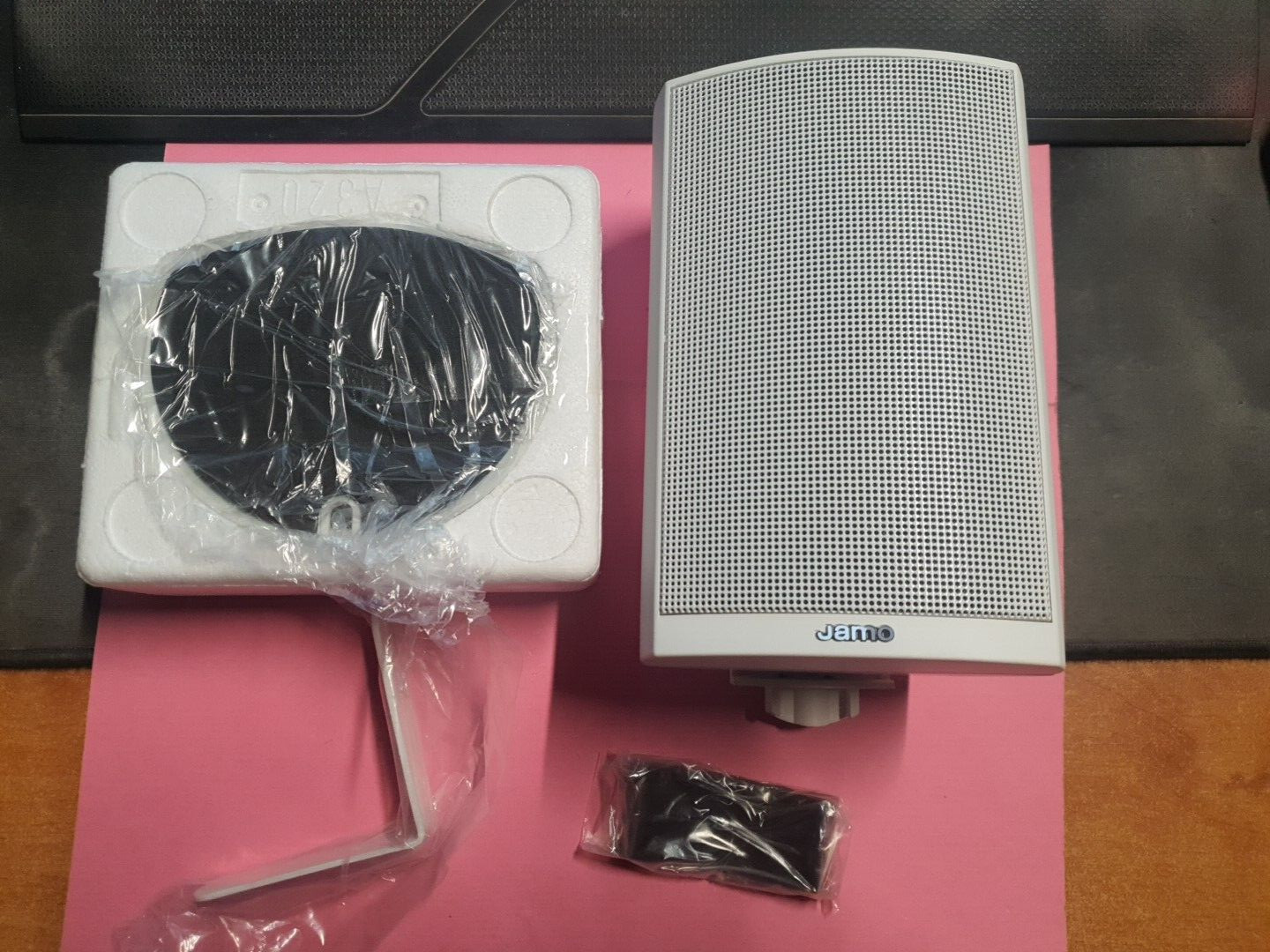Enceinte Jamo A320 blanche la solution compacte pour fixer au mur - 2