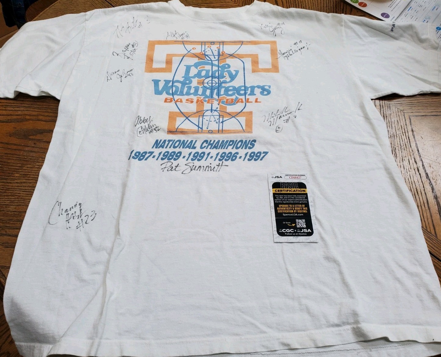 Pat Summitt Autographed Signed Tennessee Volunteers 1996-97 Team Tennessee Lady Volunteers T-Shirt JSA NICE 