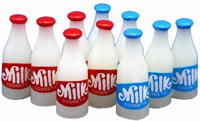 Puppenhaus frische Milch Milch Flaschen & Aufkleber Küche Geschäft Lebensmittel Zubehör