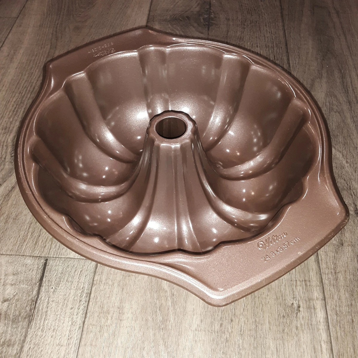 WILTON Fluted Bundt Cake Pan Non-stick Round Bakeware Pan 9.75 X 3.38 w/  Handles