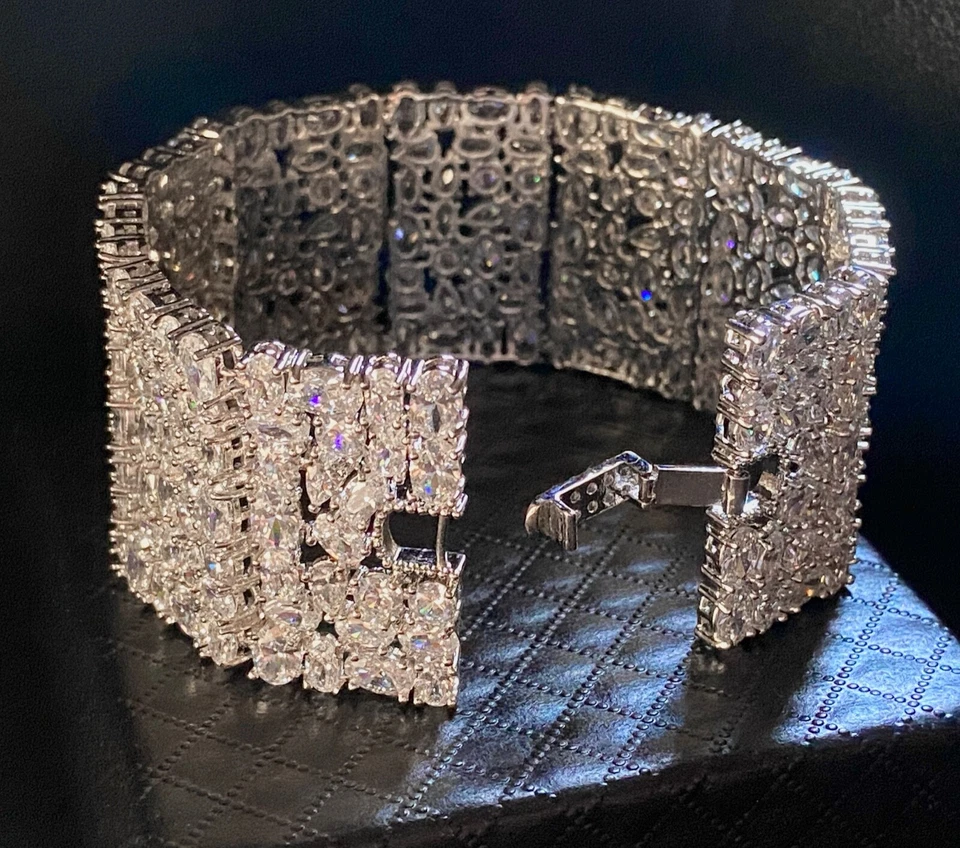 Brazalete ancho de diamantes simulados 96 cwt oro blanco 18k relleno sobre joyas nupciales Foto 3 de 4