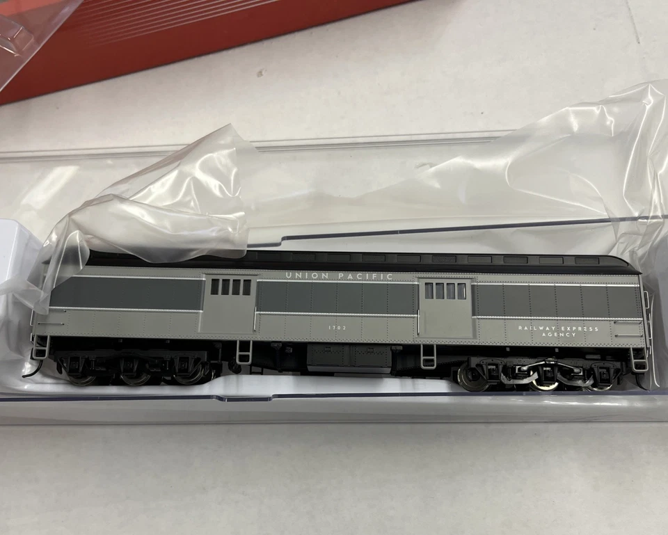HO RIVAROSSI HR4197 60 FT BAGGAGE UNION PACIFIC # 1702 TWO TONE GRAY - Image 2 of 4