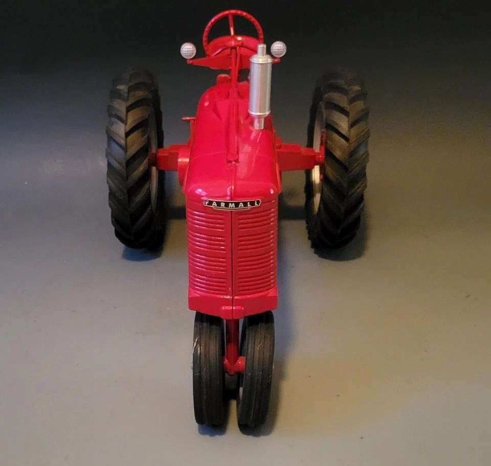 RARE MCCORMICK DEERING FARMALL M TRACTOR 1995 FARM SHOW 1/8 SCALE - Image 2 of 4