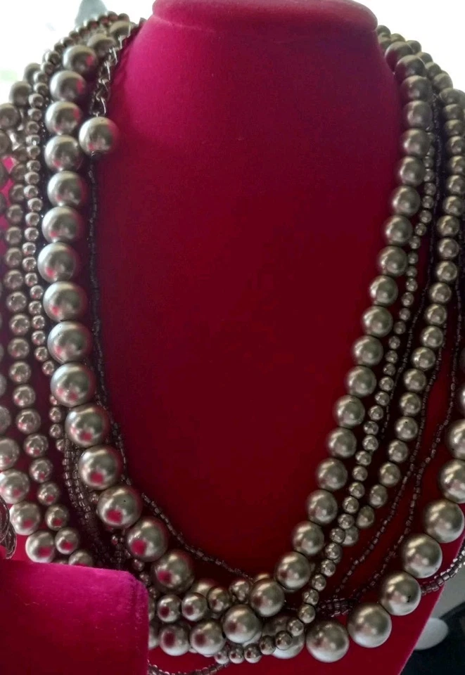 Collar y pulsera de 20 pulgadas con perlas de imitación gris multihiebra tono plata, cuentas de semillas  Foto 4 de 4