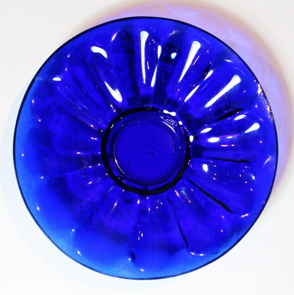 Pequeño platillo de vidrio Qing azul cobalto Pekín con borde estriado c.1890 Foto 3 de 4