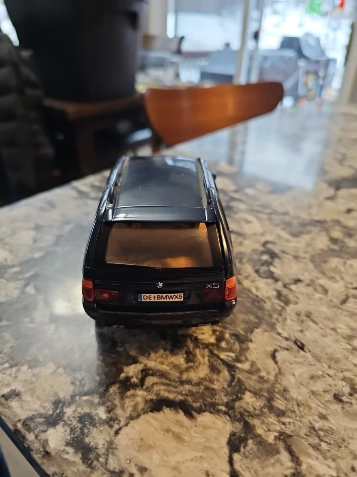 BMW X5 1:24 Die Cast Special Edition Maisto Realistic  Replica Metal Car SUV - Image 4 of 4