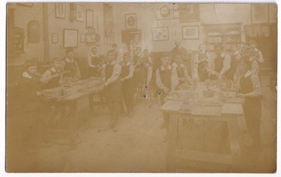 Antike RPPC Postkarte Edwardianische Schule Holzarbeiten Tischlerei Werkstatt Jungen Werkzeuge UK