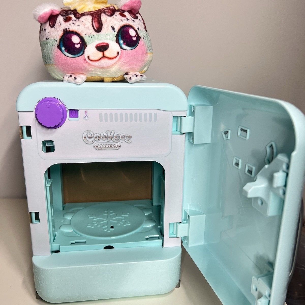 Cookeez Makery Freezy Cakez Fridge - Interactive Plush Friend