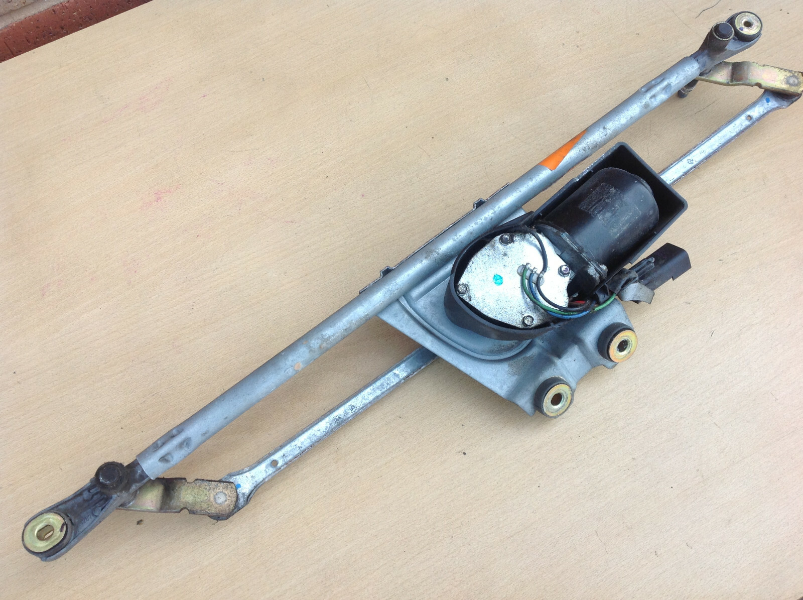 JEEP CHEROKEE KJ FRONT WINDSCREEN WINDOW WIPER MOTOR & LINKAGE 2002