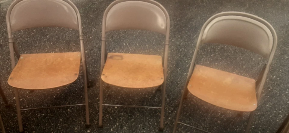 4 ASIENTOS DE TEATRO AMERICANOS MODERNOS DE MEDIADOS DE SIGLO SILLA PLEGABLE DE METAL/MADERA CONTRACHAPADA CURVA Foto 2 de 4