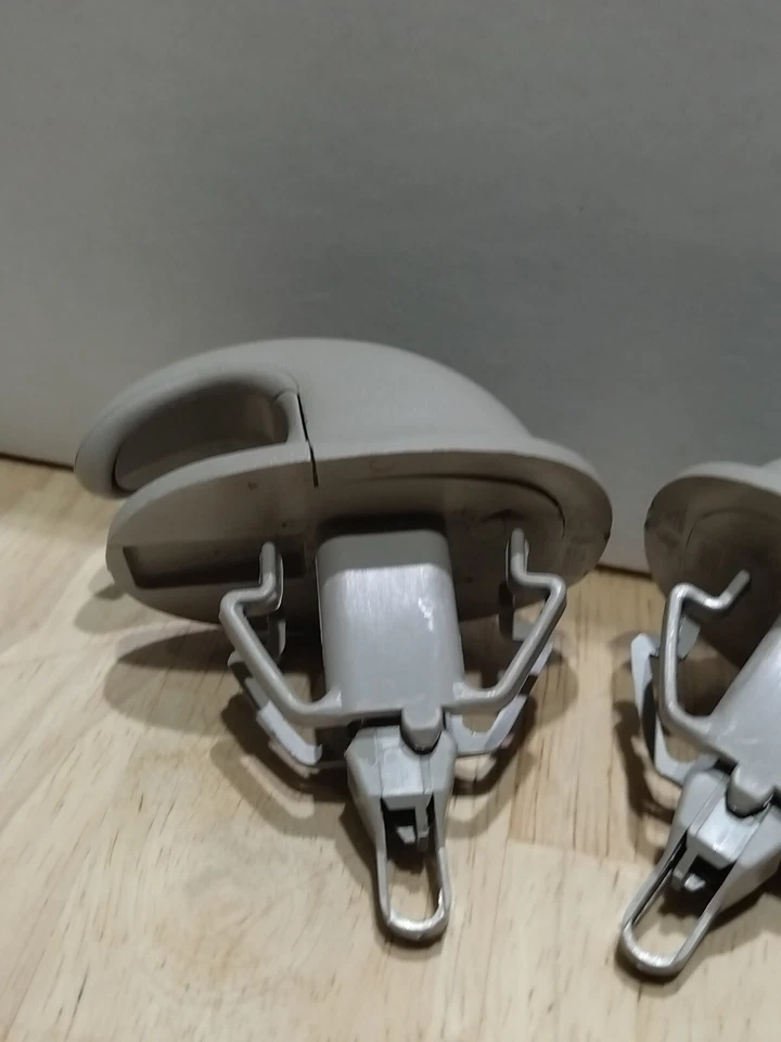 Chevy Silverado/GMC Sierra 1999-2006 gancho de abrigo bronceado 15045844 GM cantidad 2 Foto 2 de 4