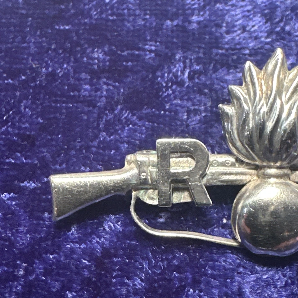 Broche insignia de novia de plata esterlina de fusileros reales antiguos de la Segunda Guerra Mundial. Foto 4 de 4