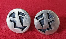 Vintage HOPI Srebro szterlingowe Native American Sygnowane logo Dawahoya Okrągły kolczyk z ćwiekami