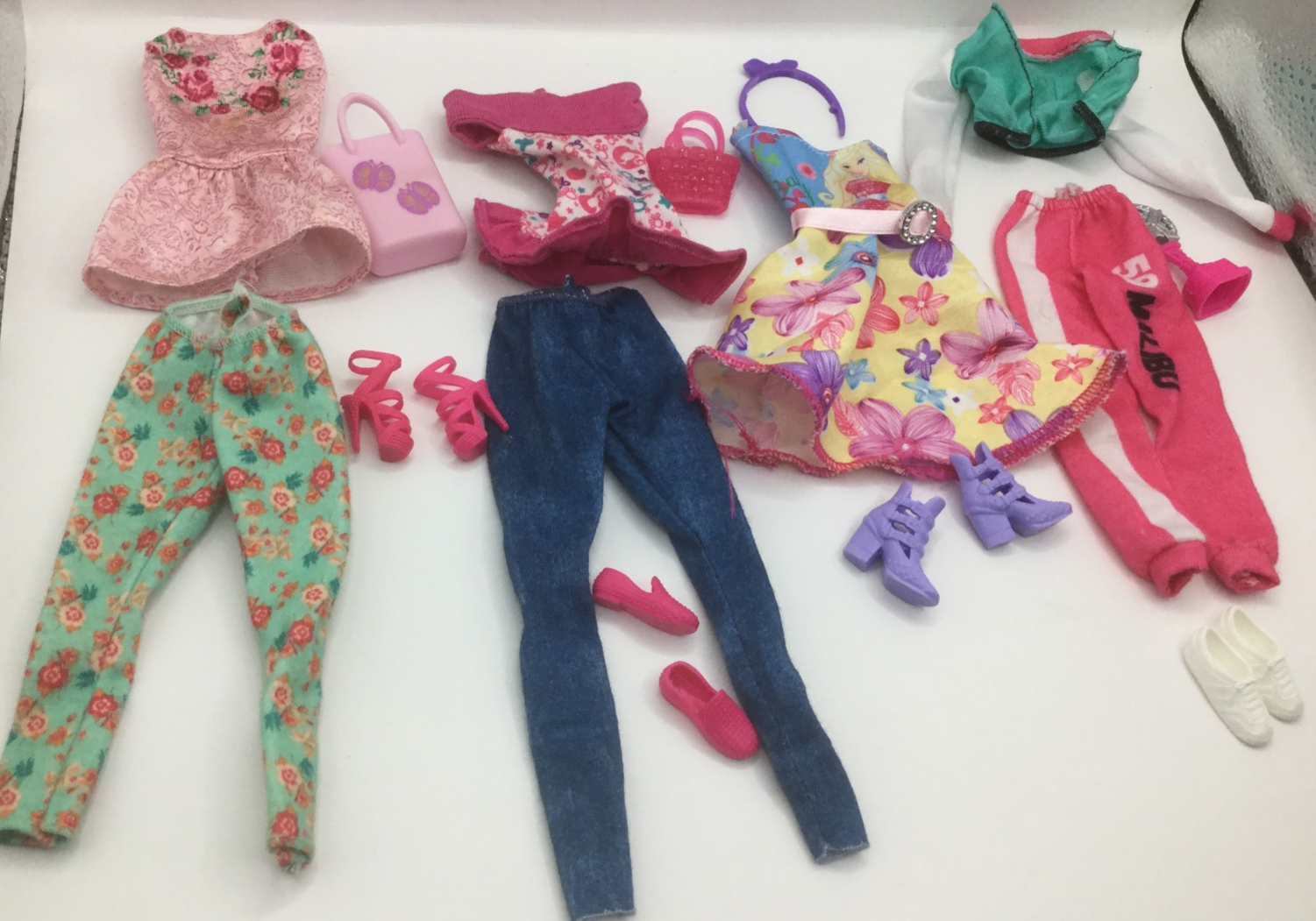 Lotto abbigliamento moda Barbie moderna abiti casual top accessori scarpe pantaloni