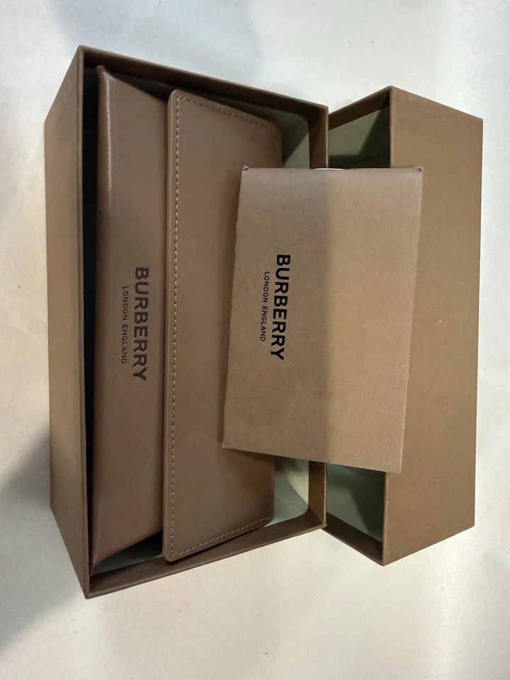 Gafas de sol Burberry BE 4291 3001/G rectangulares de plástico negro lentes espejadas doradas Foto 2 de 4