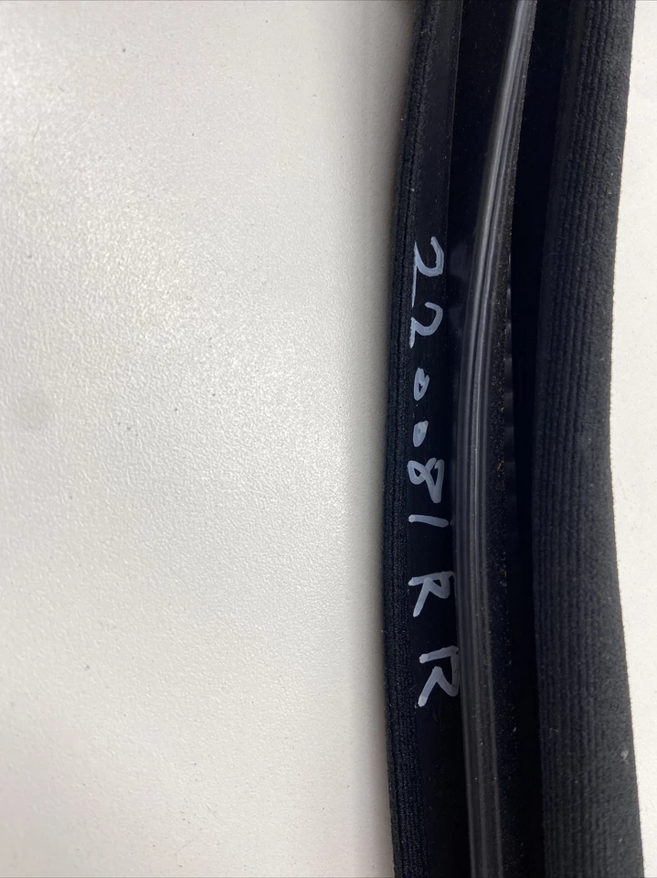 2008 MERCEDES BENZ C300  REAR RIGHT  DOOR BODY WEATHERSTRIP SEAL OEM - Image 4 of 4