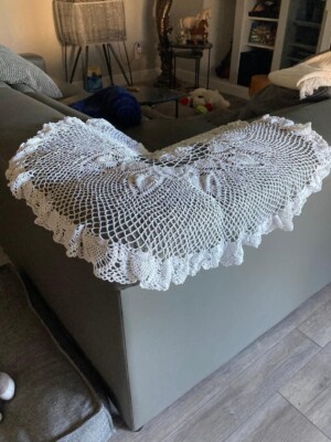 Lovely & Hand Crocheted White w/a Pretty Pattern & Sizeable Nicely Fitting Table