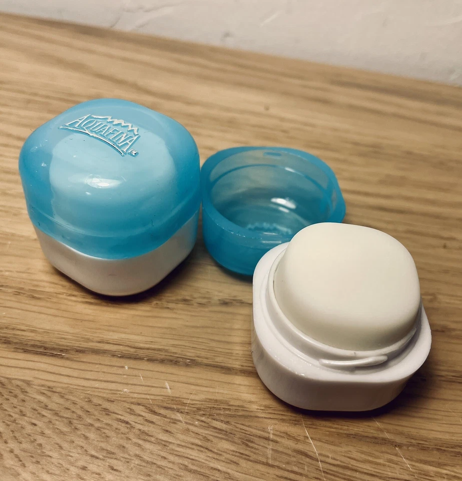 2 Bálsamo Labial Hidratante Aquafina Original Cubo Cuadrado Tapa Azul 2014 Hidratante De Colección Foto 3 de 4