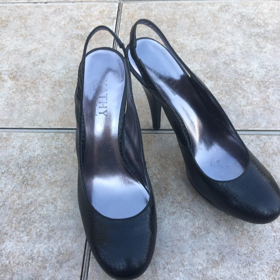 Zapatos de salón Kathy Van Zeeland punta redonda con honda en relieve 7,5 Foto 2 de 4