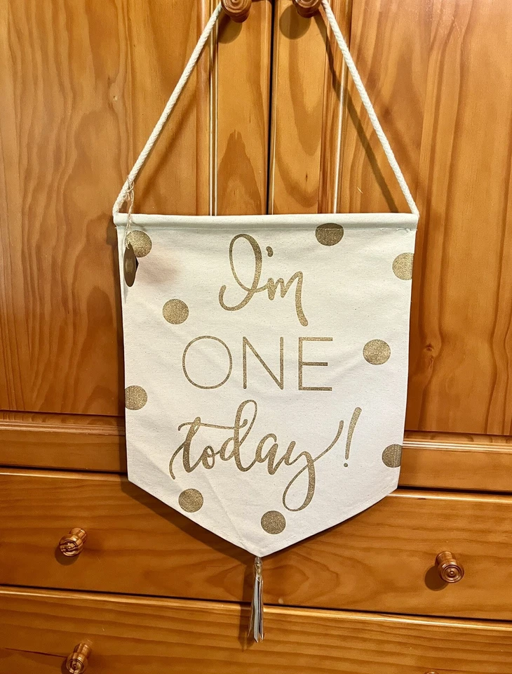 Nuevo Mud Pie 1er Cumpleaños “Soy Uno Hoy” Letra Dorada Lienzo Bandera Bandera 17”x14” Foto 3 de 4