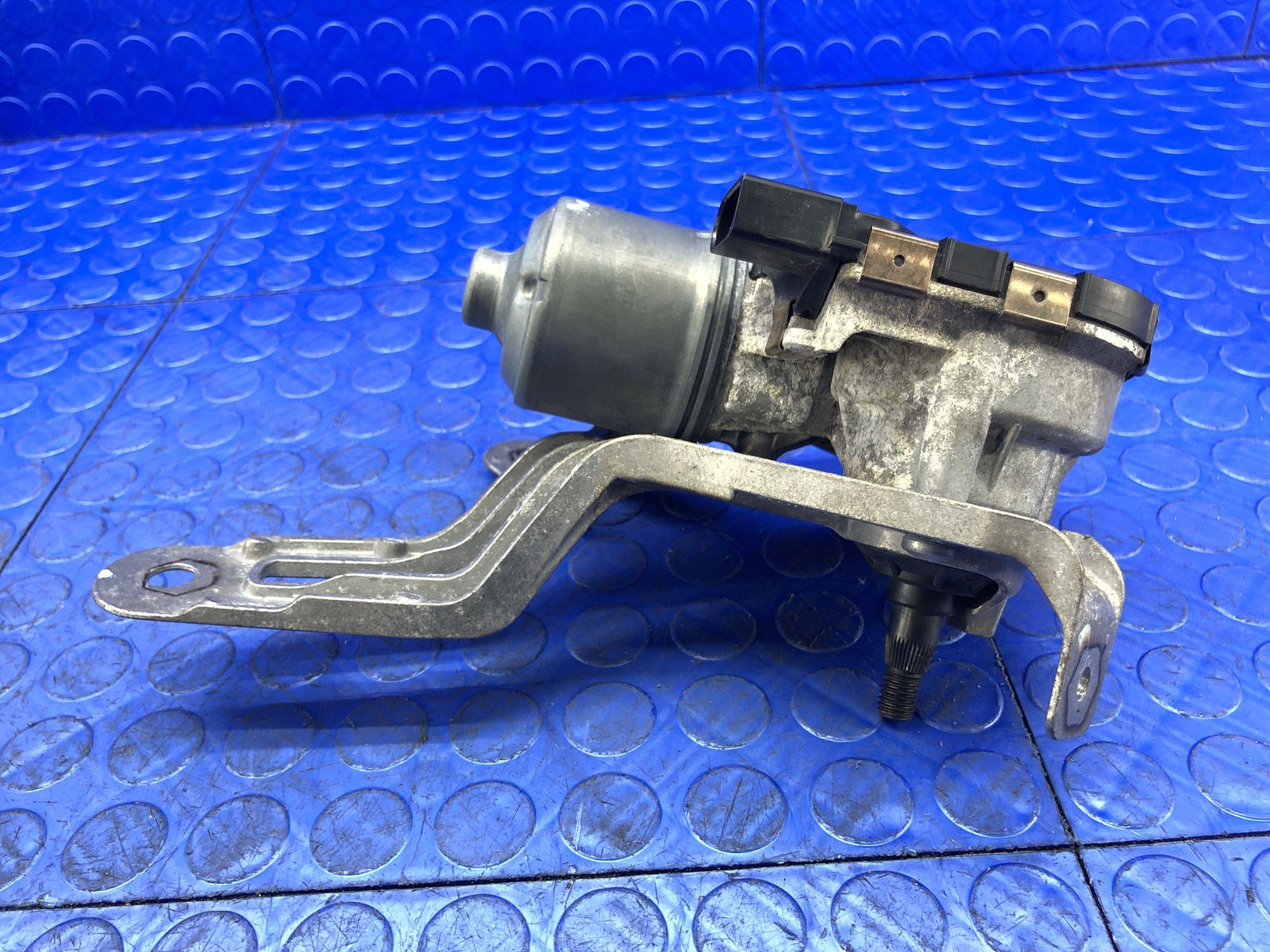 2014 2015 2016 2017 2018 2019 BMW I8 OEM FRONT RIGHT WINDSHIELD WIPER MOTOR
