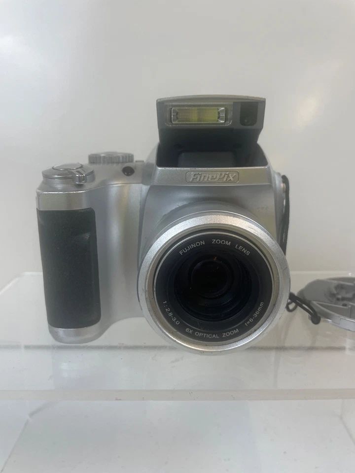 Fujifilm FinePix S Series S3000 3.2MP Digital Camera - With 2GB CardNO BATTERIES - Image 2 of 4