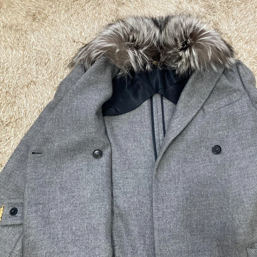 Cappotto Gucci grigio al ginocchio in cashmere Chesterfield con pelliccia di volpe dal Giappone