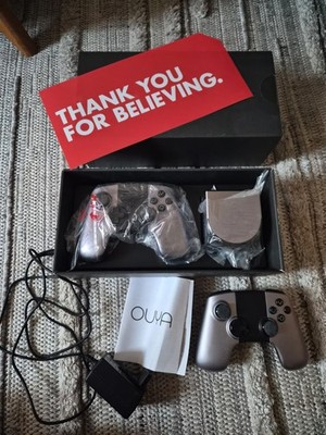 Ouya Konsole mit 2 Controllern
