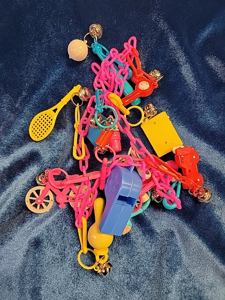 Collar de cadena con clip vintage de los 80 con dijes de campana juguete de plástico retro 13 piezas Foto 3 de 4