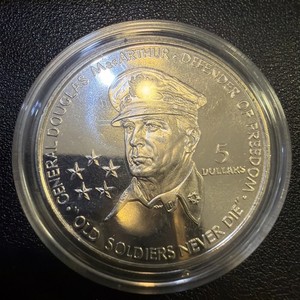 GENERAL DOUGLAS MACARTHUR WWII DUTY HONOR 1989 NIUE $5 DOLLAR COIN O1