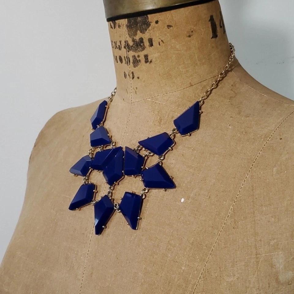 Collar Forever 21 llamativo gemas de plástico azul tono dorado punk cadena de motociclista Foto 3 de 4